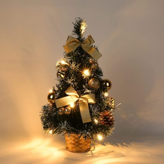 Tinor - 40cm Artificial Christmas Tree with White Snow, Small Tabletop Christmas Tree led String Lights with Bow and Pine Cone for Christmas Table